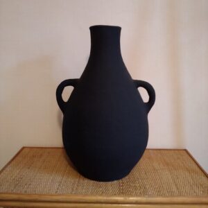Photo d'une jarre noire en terre cuite ronde avec double anses, réalisée à la main par les potiers de Marrakech, peinture aux pigment naturelle.