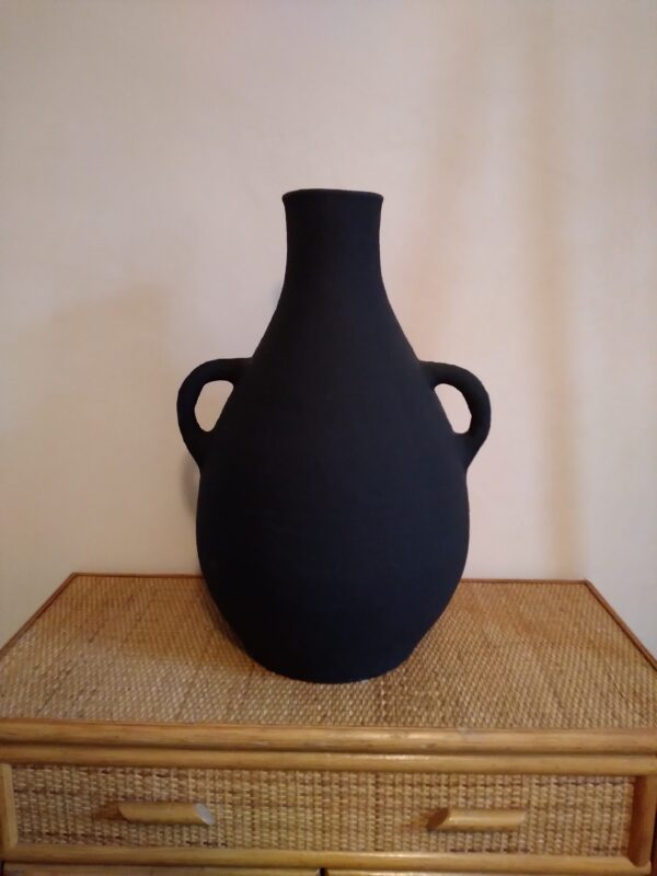 Photo d'une jarre noire en terre cuite ronde avec double anses, réalisée à la main par les potiers de Marrakech, peinture aux pigment naturelle.