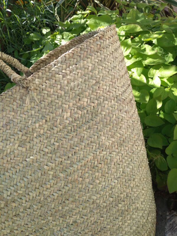 Photo d'un panier à linge en fibre végétale de palmier très utilisé au Maroc pour la vannerie. Il est résistant, ne craint pas l'eau, il devient un vrai allié pour tout ranger dans la maison.