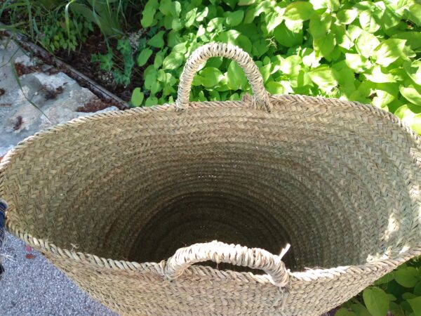 Photo d'un panier à linge en fibre végétale de palmier très utilisé au Maroc pour la vannerie. Il est résistant, ne craint pas l'eau, il devient un vrai allié pour tout ranger dans la maison.