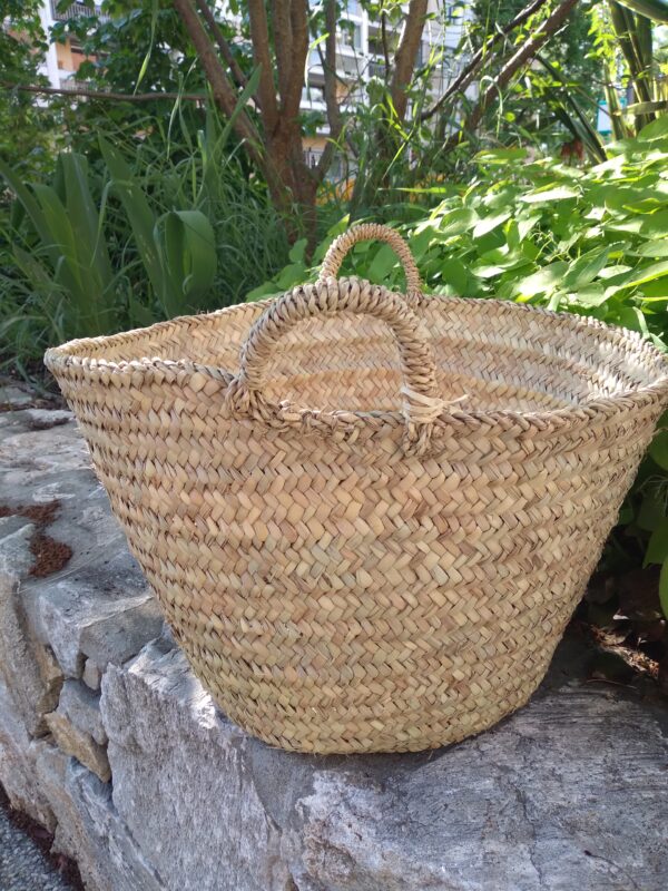 Photo d'un panier à linge en fibre végétale de palmier Médina. Le palmier est très utilisé au Maroc pour la vannerie. Il est résistant, ne craint pas l'eau, il devient un vrai allié pour tout ranger dans la maison.