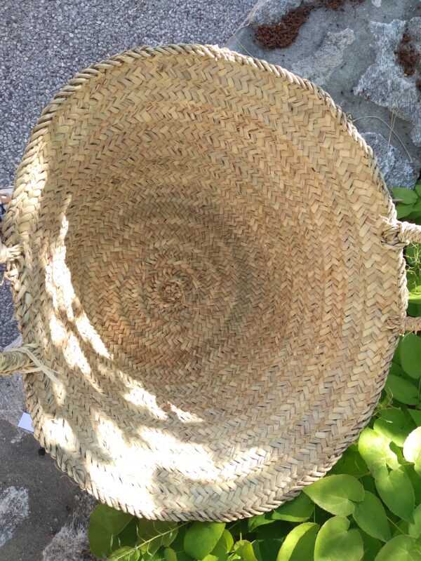 Photo d'un panier à linge en fibre végétale de palmier Médina. Le palmier est très utilisé au Maroc pour la vannerie. Il est résistant, ne craint pas l'eau, il devient un vrai allié pour tout ranger dans la maison.