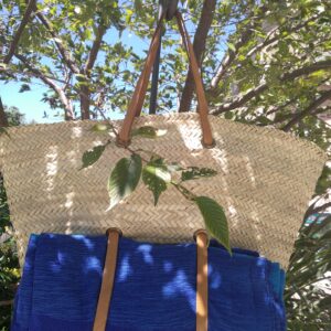 Photo d'un panier de plage avec anses en cuir XXL réalisé à partir de fibre végétale de Palmier. Idéale pour vous accompagné à la plage comme au marché, vous pouvez également le détourné en réel accessoire de déco.