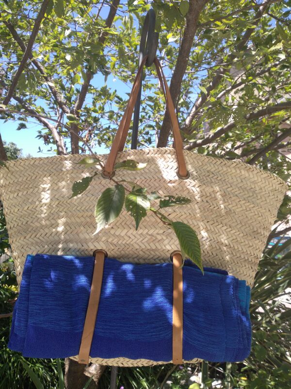 Photo d'un panier de plage avec anses en cuir XXL réalisé à partir de fibre végétale de Palmier. Idéale pour vous accompagné à la plage comme au marché, vous pouvez également le détourné en réel accessoire de déco.