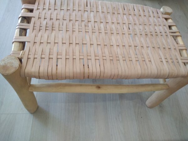 Photo d'un banc tressé en cuir couleur grège. Réalisé entièrement à la main par les artisans marocain. Le bois utilisé est du tilleul.