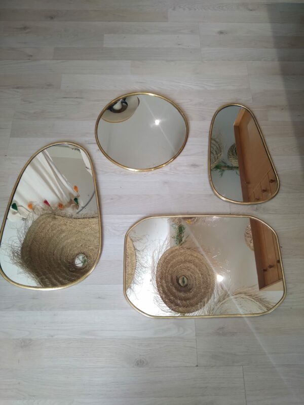 Photographie de plusieurs miroir aux formes différentes ovale destructuré, rond ou rectangle avec un contour cuivre. Réalisé entièrement à la main par les artisans de Marrakech. Le miroir est un incontournable de la décoration d'intérieur.
