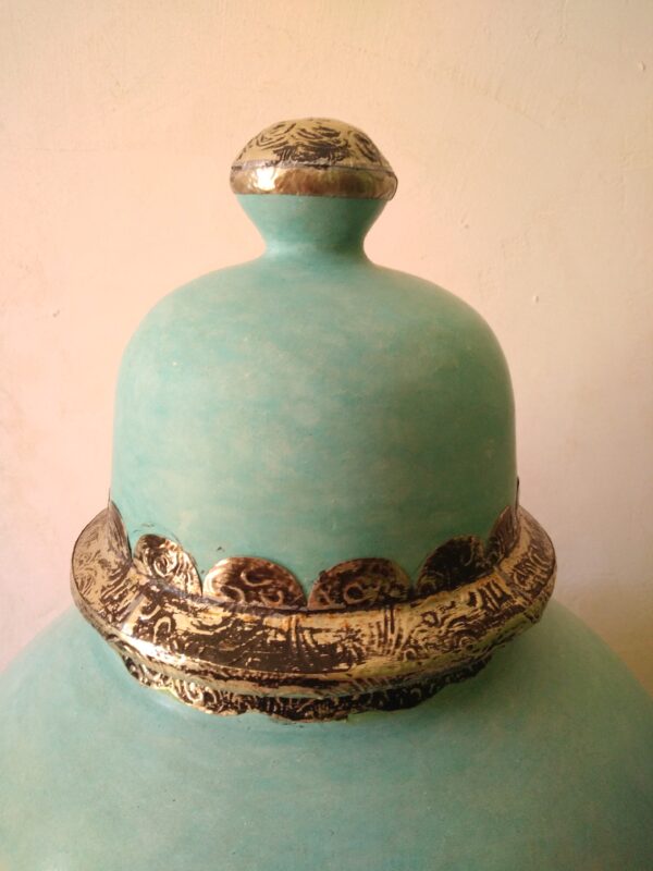 Photo d'une grande jarre bleu turquoise avec couvercle, martelé alliage argent poterie xxl.