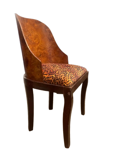 Chaise chez les antiquaires.