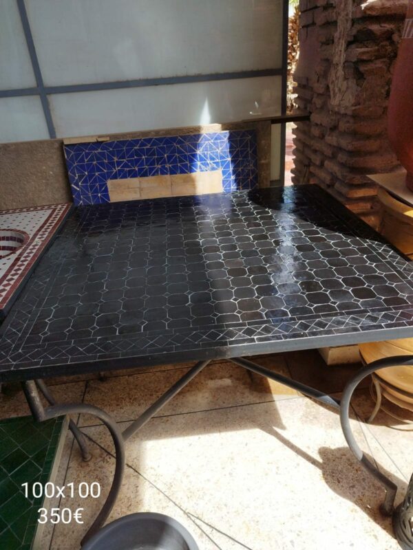 Photo d'une table en zellige noir.