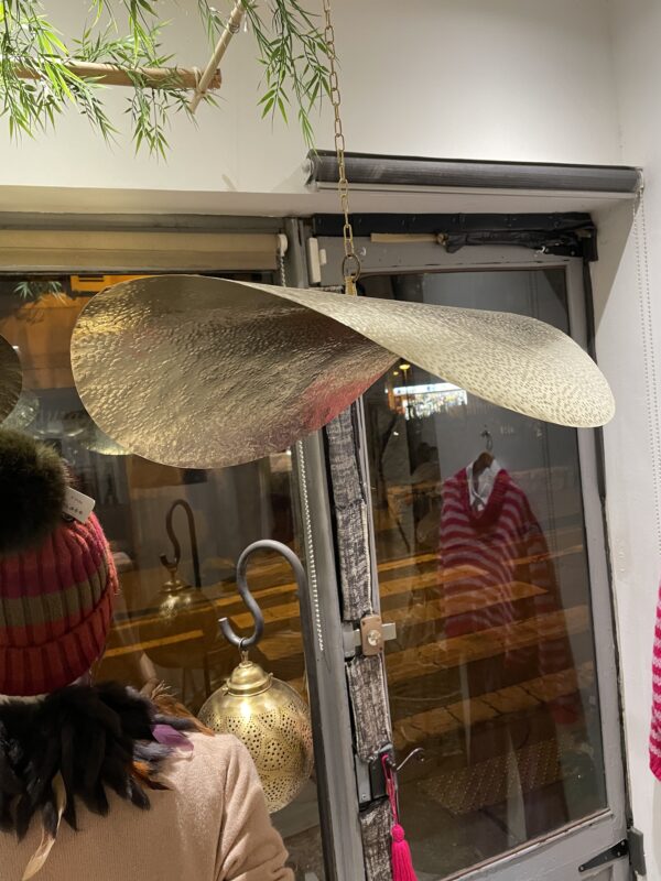 Photo d'une suspension en feuille cuivre martelé. 60 cm de diamètre est peu être réalisé dans différentes dimension.