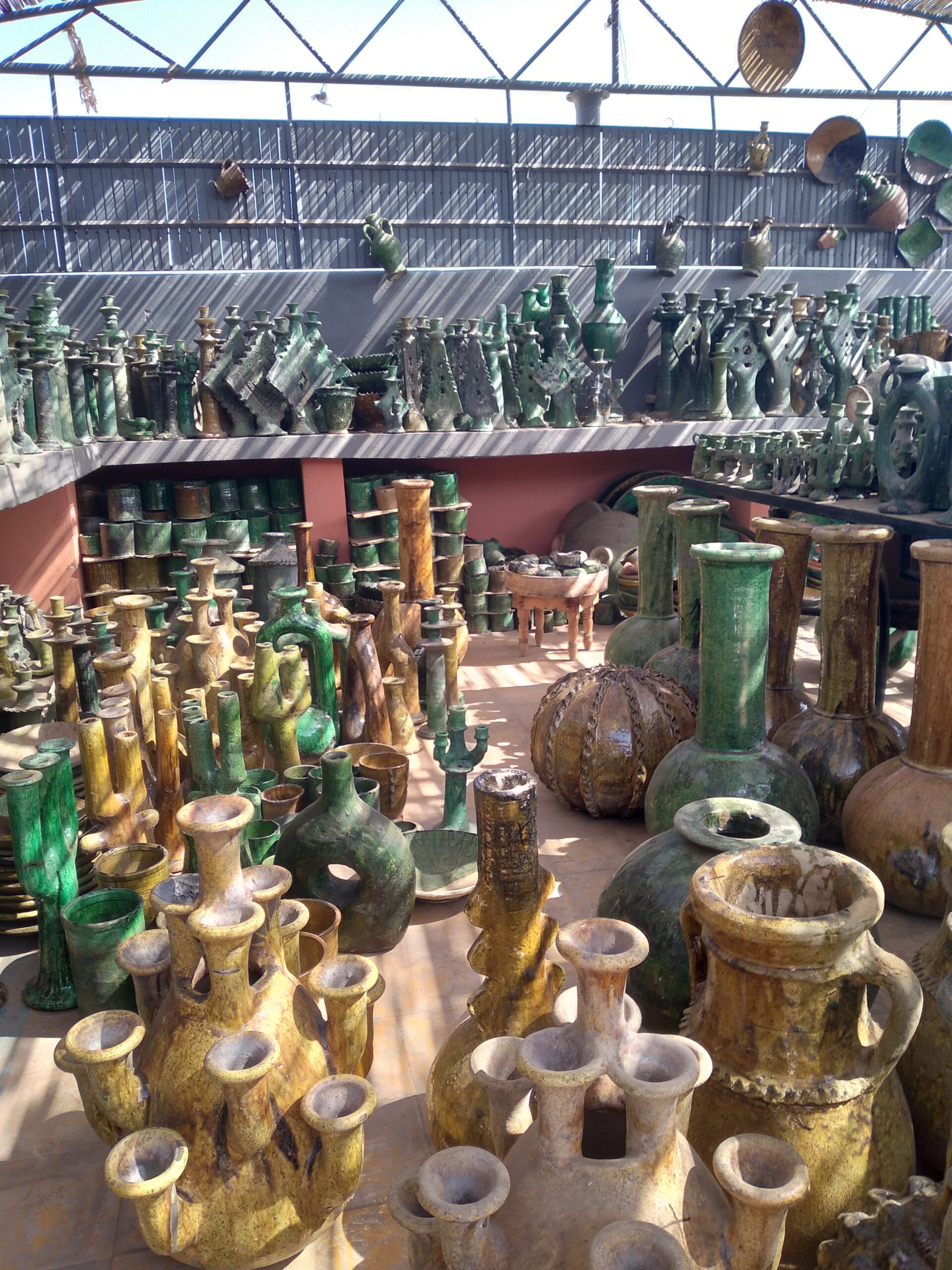 multitude poterie de tamegrout toute formes confondues