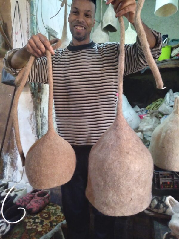 Photographie du jeune artisan de Marrakech qui travaille la laine pour en faire des chaussons ou des luminaires.
