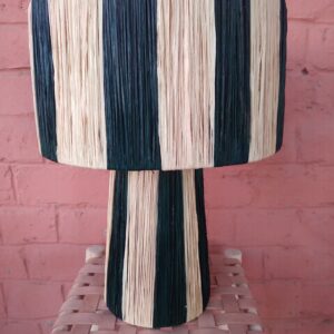 Photo d'une lampe en raphia "Kech" bi-couleur tissée sur une structure métallique ses lignes sont épurées et sobres, ce qui lui confère beaucoup d'élégance. hauteur 50 cm largeur 40 cm.