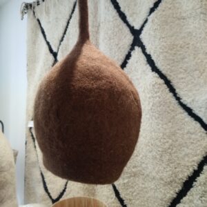 luminaire en feutre de laine forme boule brune