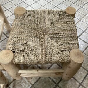 Photo d'un tabouret koursi en marocain, il est réalisé à partir du bois de tilleul et de corde tressé. En plus d'être mignon ce tabouret est pratique, il peu être utilisé dans toute la maison.