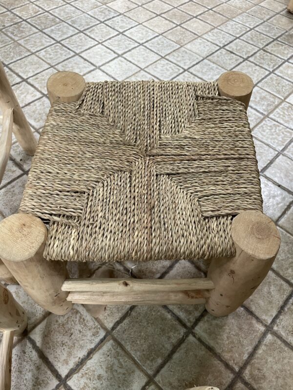 Photo d'un tabouret koursi en marocain, il est réalisé à partir du bois de tilleul et de corde tressé. En plus d'être mignon ce tabouret est pratique, il peu être utilisé dans toute la maison.