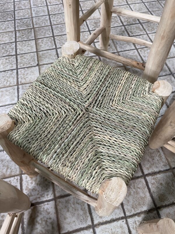 Photo d'un tabouret koursi en marocain, il est réalisé à partir du bois de tilleul et de corde tressé. En plus d'être mignon ce tabouret est pratique, il peu être utilisé dans toute la maison.