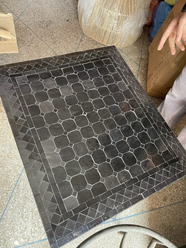 Photo d'une table en zellige noir.