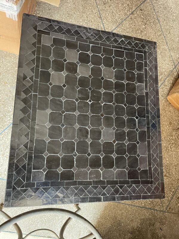 Photo d'une table en zellige noir.
