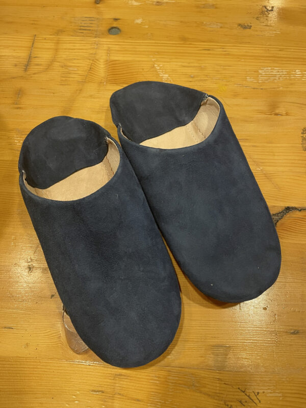 Photo d'une paire de babouches homme veau velours bleu.