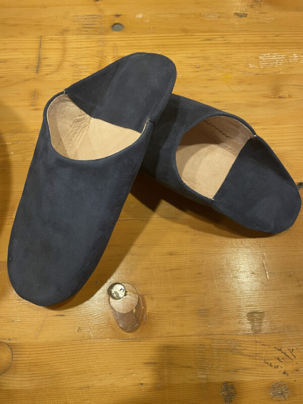 Photo d'une paire de babouches homme veau velours bleu.