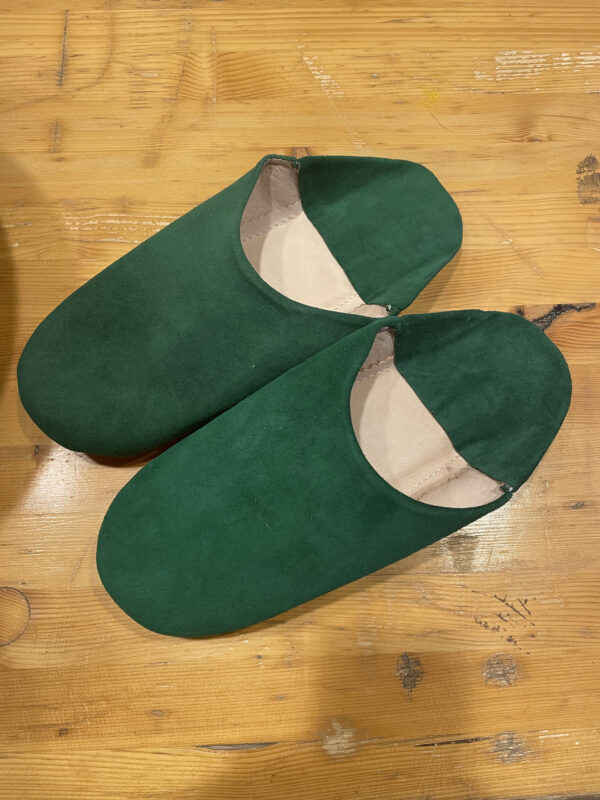 Photo d'une paire de babouches homme veau velours vert sapin.