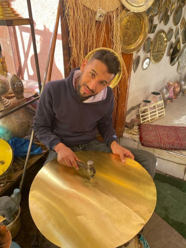 Photographie de Khalid artisan à Marrakech, il travaille le cuivre