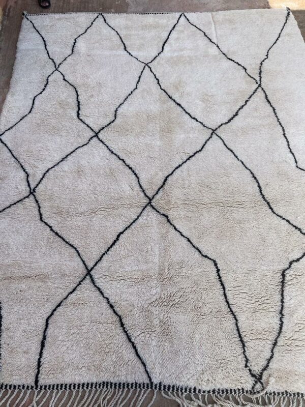 Photo d'un tapis Mrirt blanc ligne géométrique noir. Les tapis Mrirt sont tissé avec des nœuds doubles ce qui en fait des tapis particulièrement dense. 300 x 245 1590€