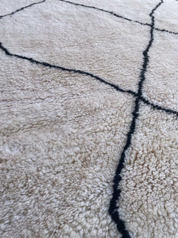 Photo d'un tapis Mrirt blanc ligne géométrique noir. Les tapis Mrirt sont tissé avec des nœuds doubles ce qui en fait des tapis particulièrement dense. 300 x 245 1590€