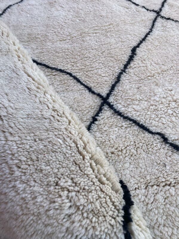 Photo d'un tapis Mrirt blanc ligne géométrique noir. Les tapis Mrirt sont tissé avec des nœuds doubles ce qui en fait des tapis particulièrement dense. 300 x 245 1590€