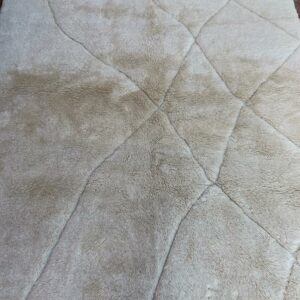 Photo d'un tapis Mrirt couleur écru ligne et losange ton sur ton, tapis à poil long ( shaggy ) réalisé à la main dans les montagnes de l'Atlas. 315 x 250 1650€.