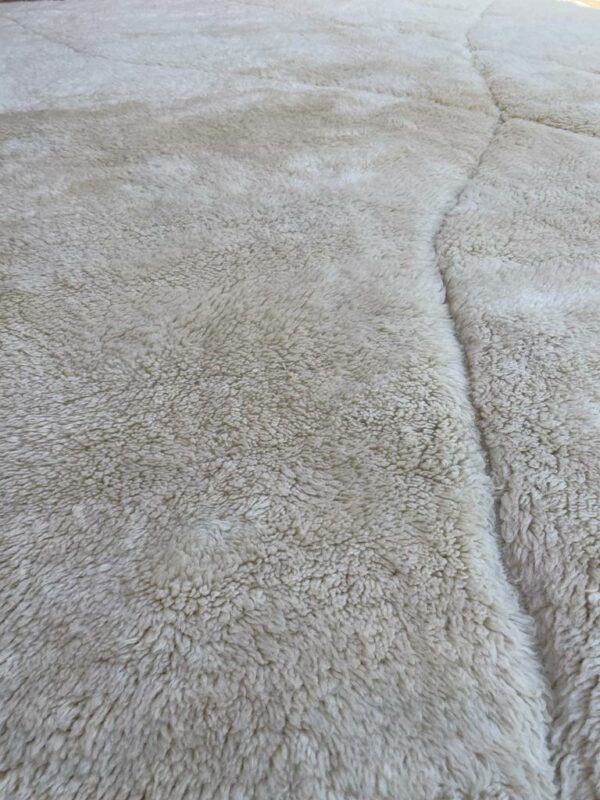 Photo d'un tapis Mrirt couleur écru ligne et losange ton sur ton, tapis à poil long ( shaggy ) réalisé à la main dans les montagnes de l'Atlas. 315 x 250 1650€.