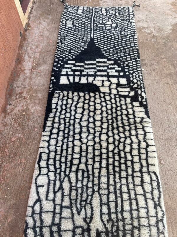 Photo d'un tapis Mrirt couloir motifs noir sur fond blanc 275X100 motif gratte ciel, le tapis Mrirt est un tapis tissé avec des doubles nœuds ce qui en fais un tapis dense et doux. Il est un des plus beau tapis contemporain du Maroc.