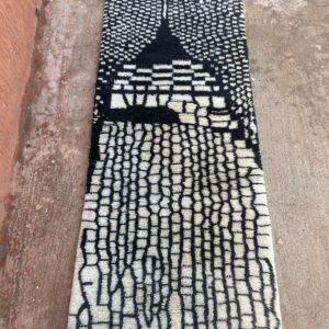 Photo d'un tapis Mrirt couloir motifs noir sur fond blanc 275X100 motif gratte ciel, le tapis Mrirt est un tapis tissé avec des doubles nœuds ce qui en fais un tapis dense et doux. Il est un des plus beau tapis contemporain du Maroc.
