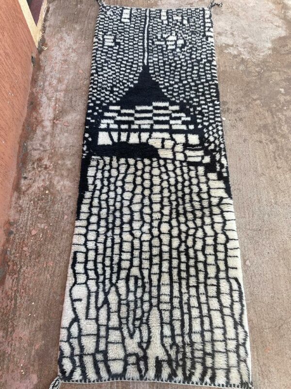 Photo d'un tapis Mrirt couloir motifs noir sur fond blanc 275X100 motif gratte ciel, le tapis Mrirt est un tapis tissé avec des doubles nœuds ce qui en fais un tapis dense et doux. Il est un des plus beau tapis contemporain du Maroc.