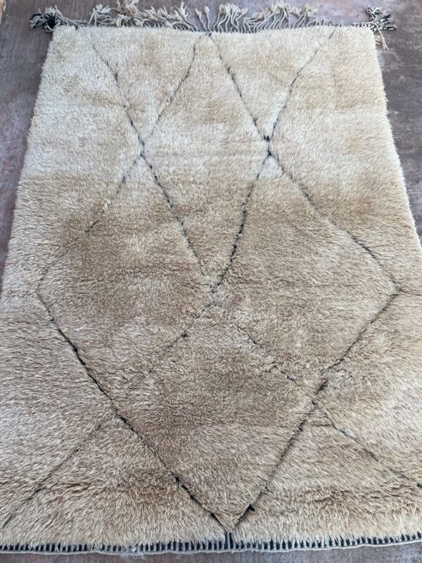 Photo d'un tapis Mrirt couleur fauve, motifs losanges noir 260 x 185.