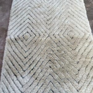 Photo d'un tapis Mrirt couleur fauve et chevron noir dans la trame 265 x 185 tapis à poil long ( shaggy ) réaliser entièrement à la main par les tisserandes berbères des montagnes du moyen atlas.