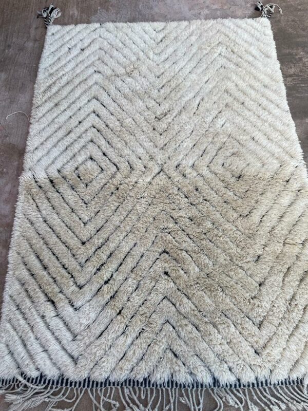 Photo d'un tapis Mrirt couleur fauve et chevron noir dans la trame 265 x 185 tapis à poil long ( shaggy ) réaliser entièrement à la main par les tisserandes berbères des montagnes du moyen atlas.