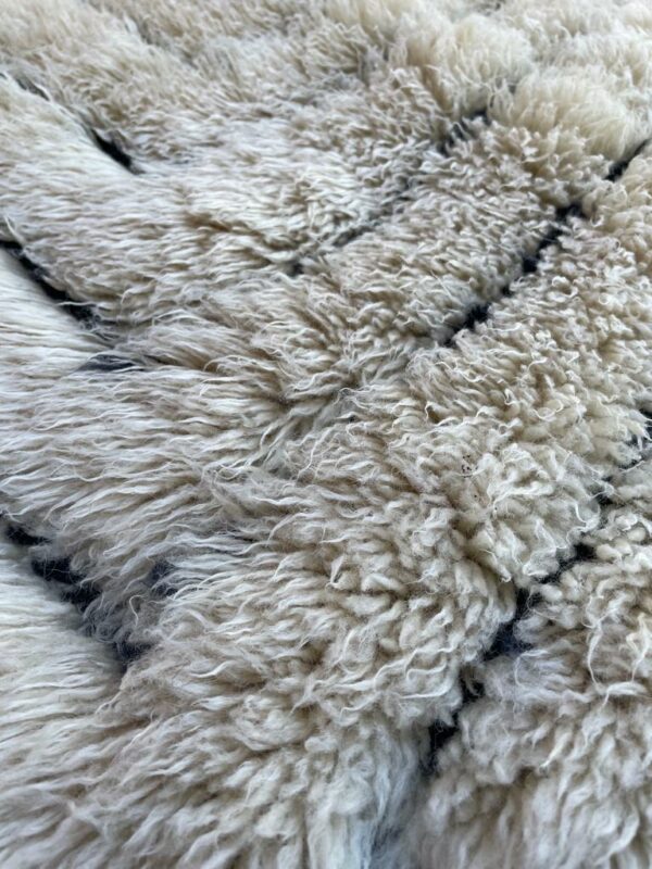 Photo d'un tapis Mrirt couleur fauve et chevron noir dans la trame 265 x 185 tapis à poil long ( shaggy ) réaliser entièrement à la main par les tisserandes berbères des montagnes du moyen atlas.
