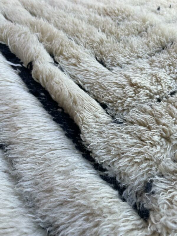 Photo d'un tapis Mrirt couleur fauve et chevron noir dans la trame 265 x 185 tapis à poil long ( shaggy ) réaliser entièrement à la main par les tisserandes berbères des montagnes du moyen atlas.