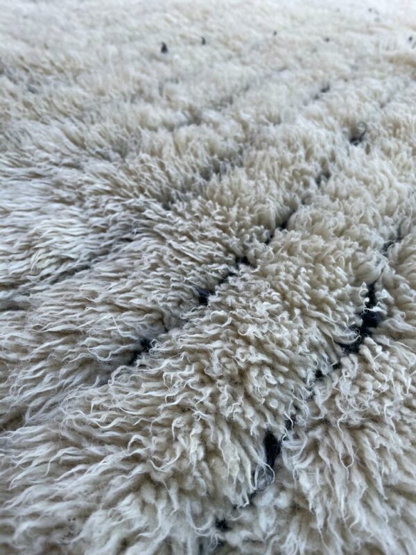 Photo d'un tapis Mrirt couleur fauve et chevron noir dans la trame 265 x 185 tapis à poil long ( shaggy ) réaliser entièrement à la main par les tisserandes berbères des montagnes du moyen atlas.