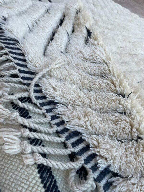Photo d'un tapis Mrirt couleur fauve et chevron noir dans la trame 265 x 185 tapis à poil long ( shaggy ) réaliser entièrement à la main par les tisserandes berbères des montagnes du moyen atlas.