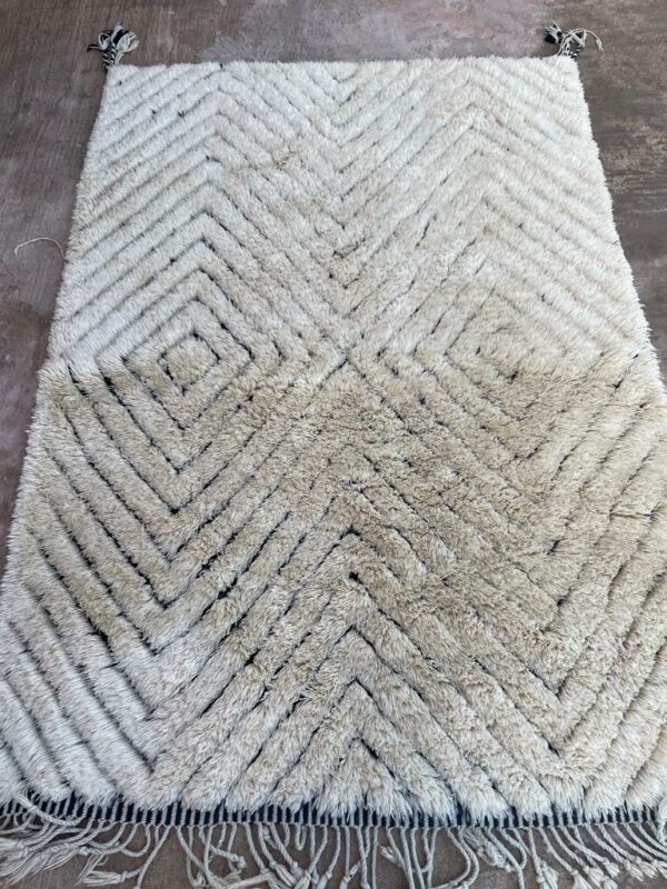 Photo d'un tapis Mrirt couleur fauve et chevron noir dans la trame 265 x 185 tapis à poil long ( shaggy ) réaliser entièrement à la main par les tisserandes berbères des montagnes du moyen atlas.