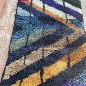 Photo d'un tapis Mrirt couloir multicolores 200X120. 576 € Le tapis Mrirt est un tapis tissé avec des doubles nœuds, il est dense et doux, à poil long ( shaggy ) un des plus beau tapis contemporain du Maroc.