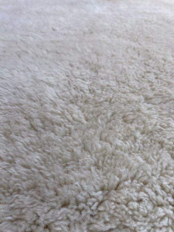 Photo d'un tapis Mrirt uni écru, tapis réalisé à la main, tissé avec des nœuds double 250 x 150.
