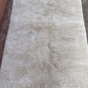 Photo d'un tapis Mrirt uni écru, tapis réalisé à la main, tissé avec des nœuds double 250 x 150.