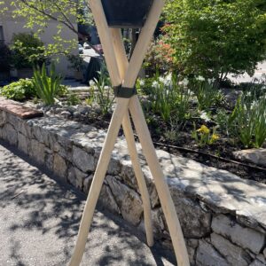 Photo d'un flambeau trépied en bois blanc, et grosse bougie.