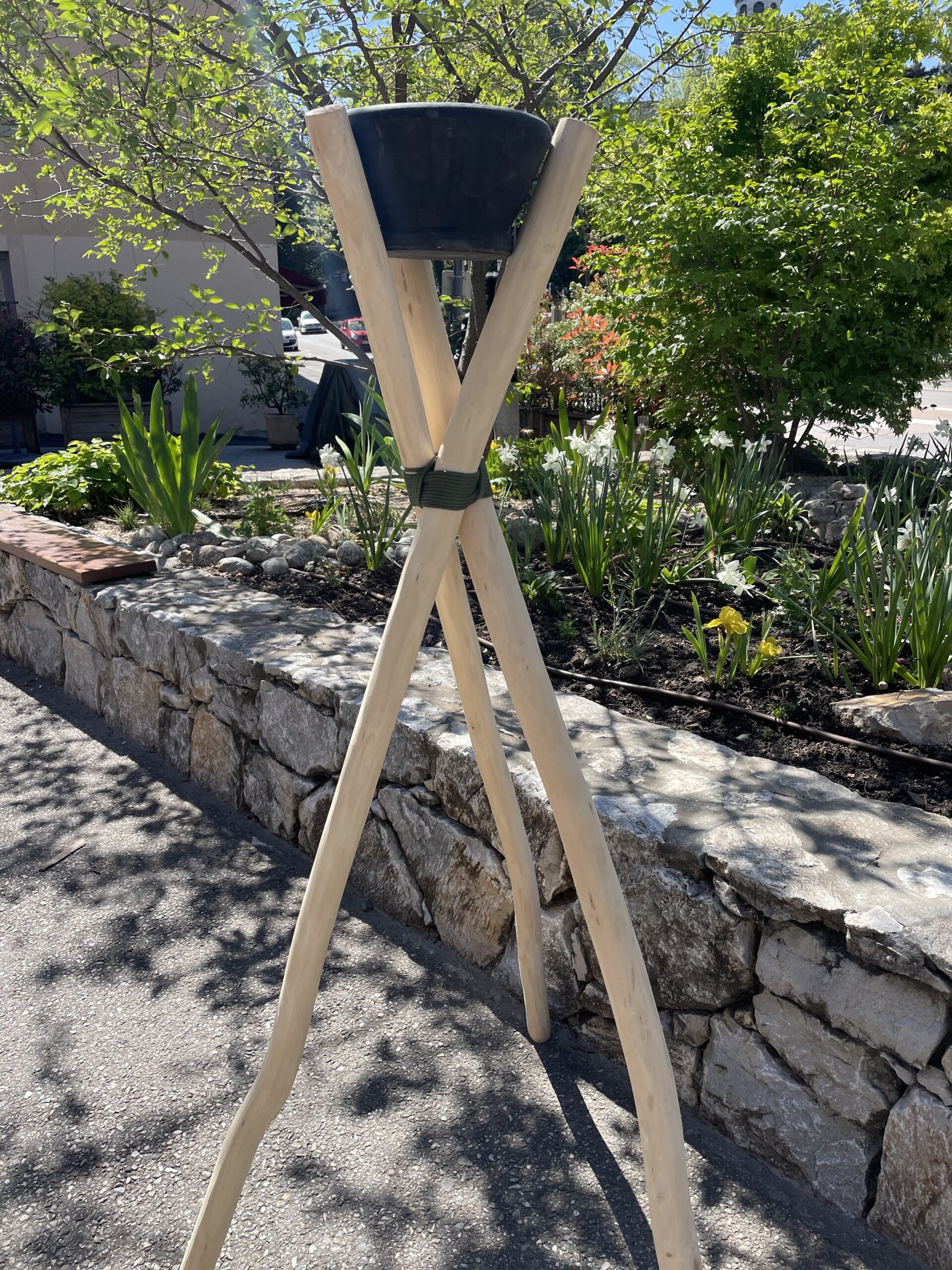 flambeau bougie trépied bois eucalyptus Photo d'un flambeau trépied en bois blanc, et grosse bougie.