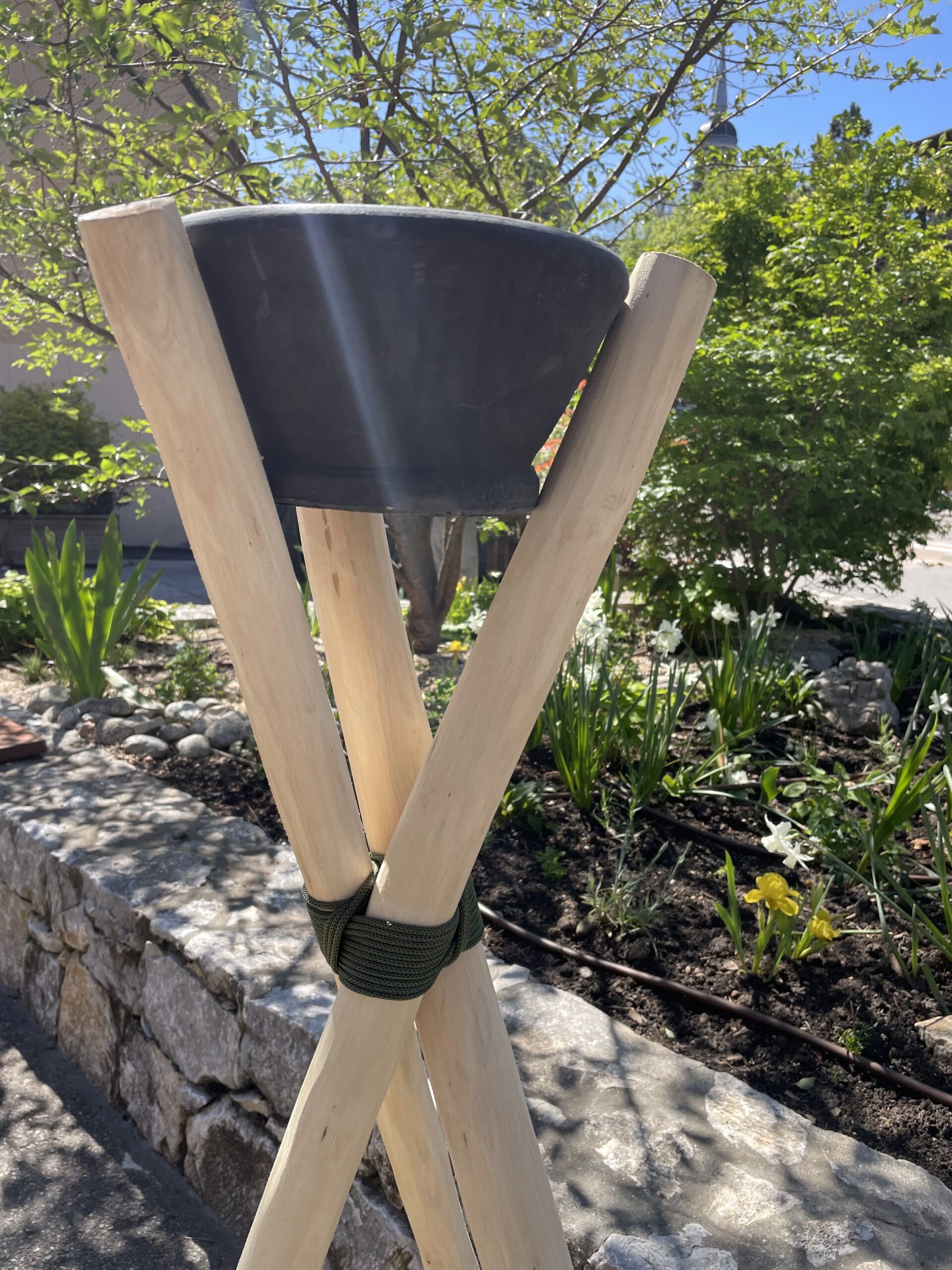 Flambeau trépied bois blanc. www.cely-zya.com Photo d'un flambeau trépied en bois blanc, et grosse bougie.