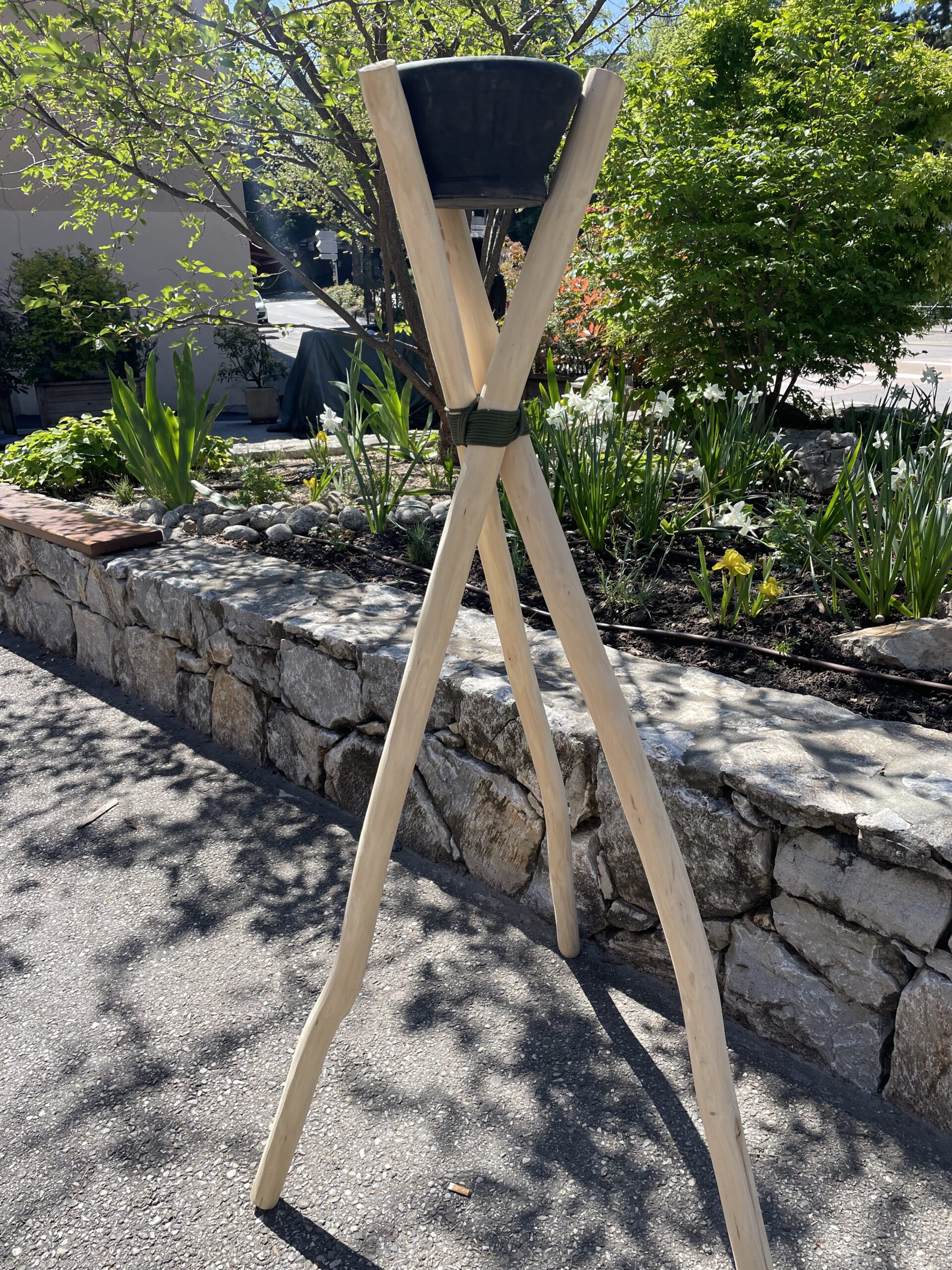 Flambeau trépied bois blanc. www.cely-zya.com Photo d'un flambeau trépied en bois blanc, et grosse bougie.